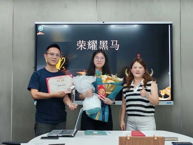 “Glory Dark Horse” Award for Bella